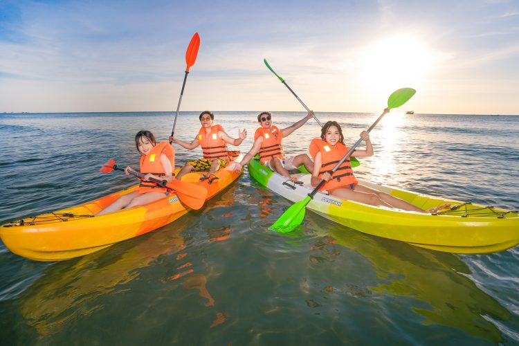 Chèo Kayak Giữa Hoàng Hôn Bãi Trường – Trải Nghiệm Không Thể Bỏ Lỡ
